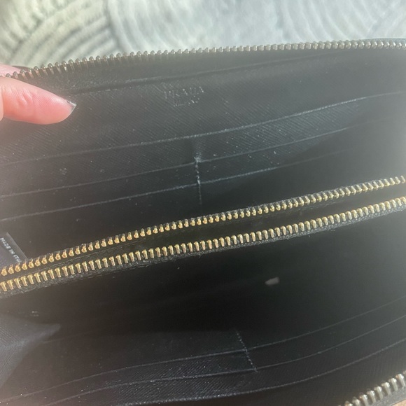 Prada zip wallet - Picture 3 of 10